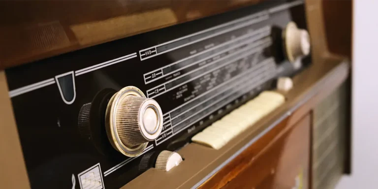 Brown, Young y Belmar: Los Caballeros del Dial  🔊